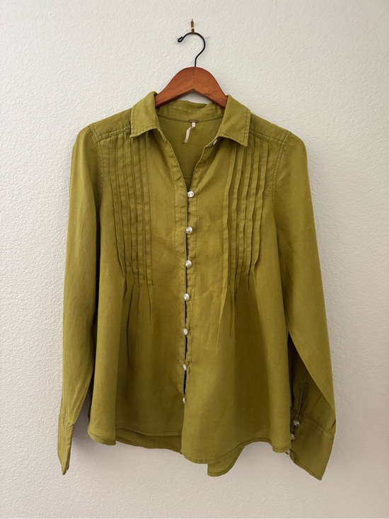 Free People Tops - Free People Pistachio Pintuck Button Blouse